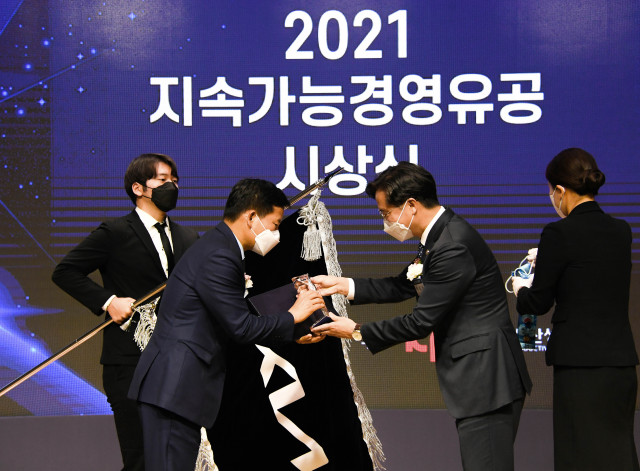 왼쪽 두 번째부터 기아 김상대 기업전략실장이 산업통상자원부 박진규 차관으로부터 ‘2021 지속가능경영유공 정부포상’ 국무총리 표창을 수상하고 있다