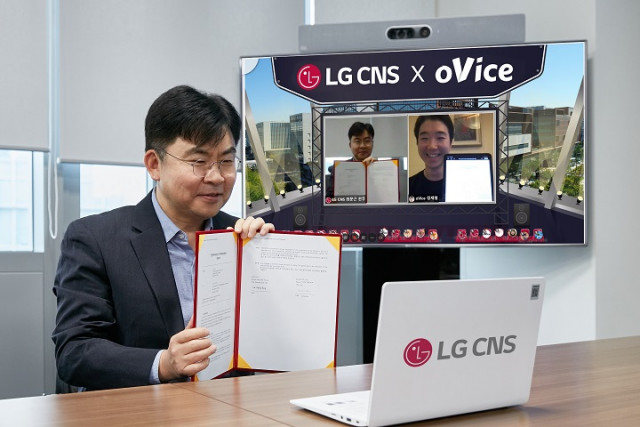 LG CNS DT사업부장 최문근 전무가 메타버스 공간에서 오비스 정세형 대표(TV화면 속 오른쪽)와 업무협약을 체결하고 기념 촬영을 하고 있다