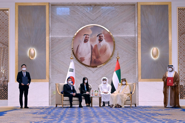 왼쪽부터 손재일 한화디펜스 대표이사, 문재인 대통령, 셰이크 무함마드 빈 라시드 알막툼 UAE 총리, 무암마르 아부셰하브 UAE 타와준(TTI) 사장이 사업계획서를 교환하고 기념촬영을 하고 있다