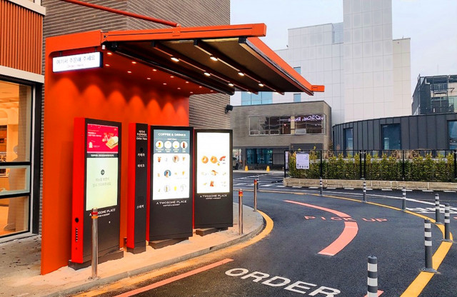 신한카드가 ‘차량 번호판 인식 결제 서비스’를 투썸플레이스에서 오픈했다