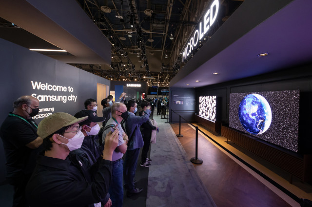 미국 라스베이거스의 컨벤션 센터, 삼성전자 전시관에서 참가자들이 '마이크로 LED' 제품을 살펴보고 있다