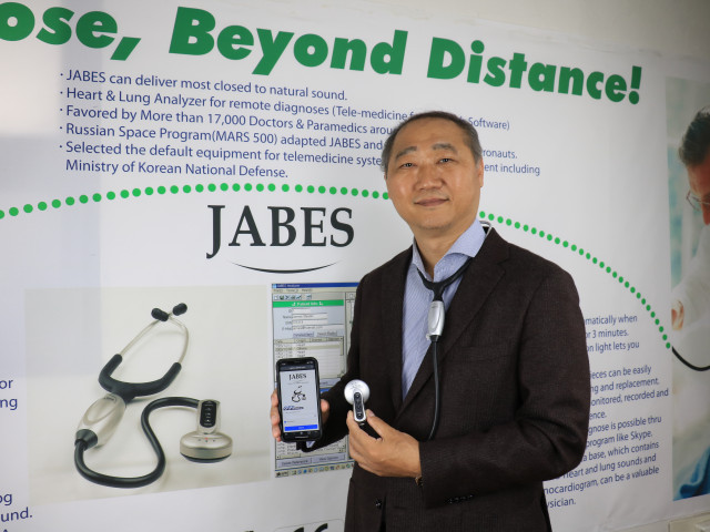 에스테크놀로지 김종수 대표가 자체 개발에 성공한 ‘심폐음 판독 청진음 인공지능과 플랫폼’에 대해 설명하고 있다