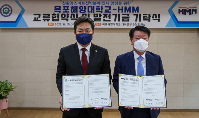 왼쪽부터 한원희 목포해양대학교 총장과 김경배 HMM 대표이사가 서명식을 마친 후 기념 촬영을 하고 있다