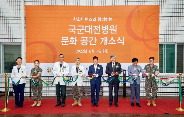 한화디펜스 김무영 경영지원실장(왼쪽에서 5번째)과 이정렬 국군대전병원장(왼쪽에서 6번째) 등 관계자들이 ‘H 라운지’ 개소식에서 기념 촬영을 하고 있다