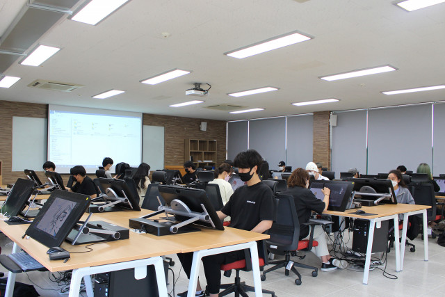 창원문성대학교 웹툰그래픽과 학생들이 와콤의 신티크프로24 풀세트로 실습하고 있다