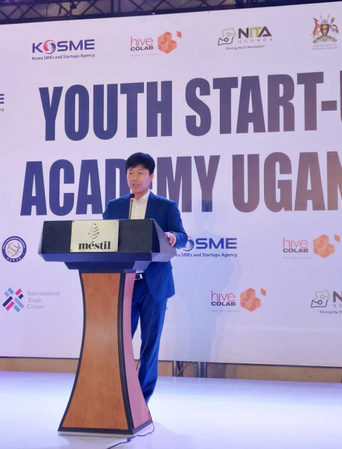 벤처포트 박완성 대표가 우간다 캄팔라에서 열린 ‘우간다 청년창업사관학교 개소식’에서 발표하고 있다
