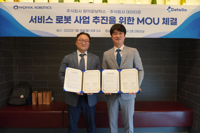 왼쪽부터 오세정 데이터온 공동대표와 박연묵 원익로보틱스 상무가 서울 중구에 있는 데이터온 본사에서 업무협약 체결 후 기념 촬영을 하고 있다