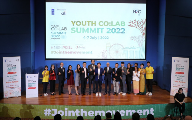 2022 유스 코랩 서밋 행사에서 아몰 굽트(Amol Gupte, 오른쪽에서 8번째) 씨티 아세안지역 및 씨티 싱가포르 대표와 크리스토프 바훼(Christophe Bahuet, 왼쪽에서 3번째) UNDP 아태지역 부소장 및 방콕지역사무소 소장 등 관계자들과 함께 기념 촬영을 하고 있다