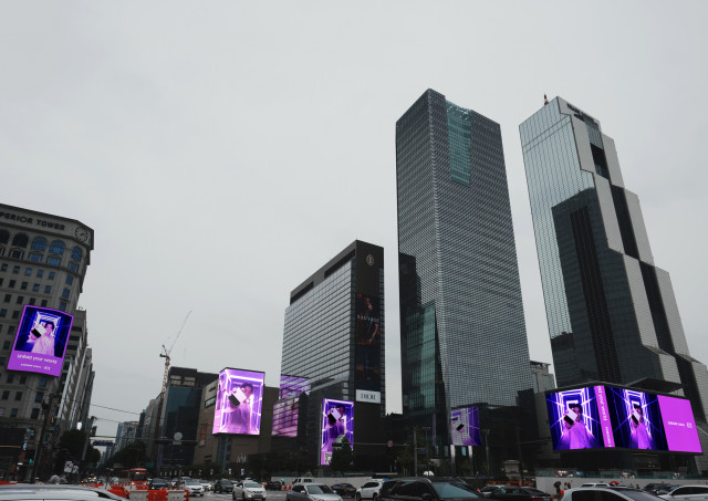 ‘갤럭시 Z 플립4 X BTS’ 디지털 영상이 서울시 삼성역 사거리에서 상영되고 있다