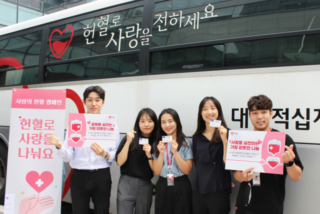 국내 대표 렌털 기업 AJ네트웍스가 대한적십자사 서울남부혈액원과 함께 15일 사랑의 헌혈 캠페인을 실시했다. 임직원들이 기증한 헌혈증은 곧바로 한국백혈병 소아암협회에 전달됐다