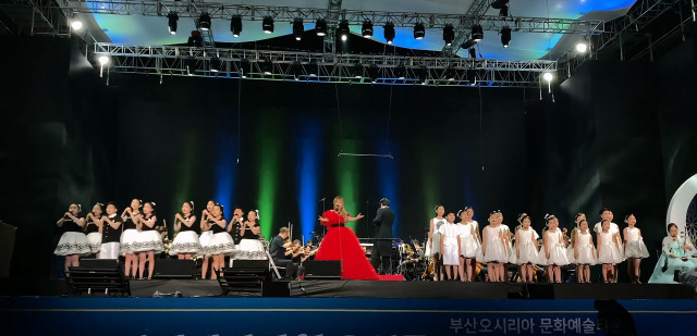 소프라노 조수미가 2030부산세계박람회 유치 기원 특별음악회에서 응원곡 함께를 가창하고 있다