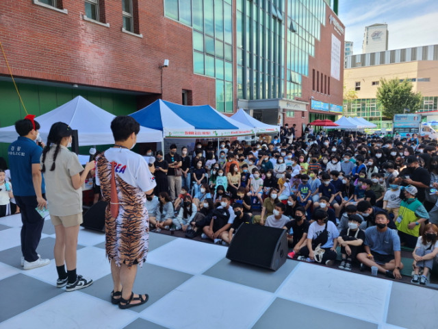 서울청소년환경축제 공연을 보기 위해 많은 청소년들이 모여있다