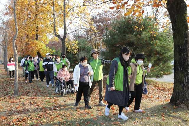 서창희 이사장(가운데)을 비롯한 코오롱 임직원 봉사자들과 장애인 참가자들이 삼남길을 걷고 있는 모습
