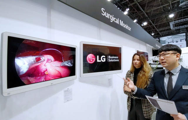 관람객들이 독일 뒤셀도르프에서 현지시간 14일부터 나흘간 열리는 의료기기 박람회 ‘메디카(MEDICA 2022)’에서 LG전자 의료용 모니터 가운데 최초로 미니 LED를 적용한 수술용 모니터 신제품을 체험하고 있다