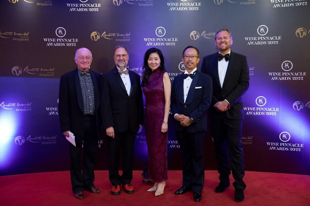 RWS CEO인 Mr Tan Hee Teck과 수상자들, Wine Pinnacle Awards 2022 위원회 위원들