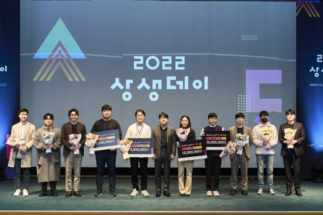 서울 종로구 SGI서울보증 본사에서 개최된 SGI상생플러스의 성과발표회 ‘상생데이’에 참여한 스타트업의 대표자들이 SGI서울보증 유광열 대표이사(가운데)와 함께 기념 촬영을 하고 있다