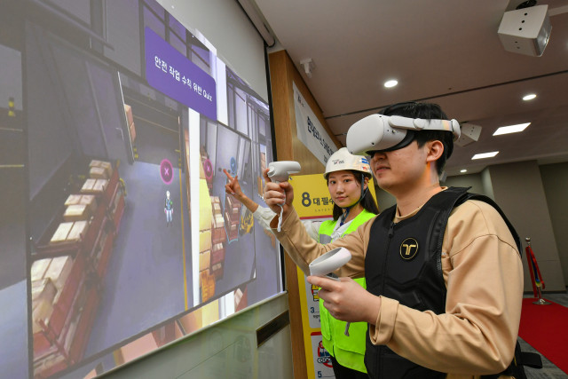 현대모비스 임직원들이 VR 장비를 착용해 사고 상황을 체험하며 안전교육을 받고 있다