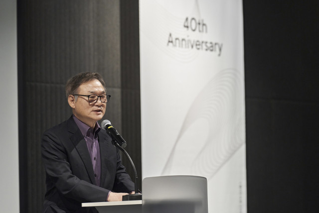 퍼시스그룹 이종태 회장이 서울 오금동 퍼시스그룹 본사에서 열린 창립 40주년 기념식에서 축사를 하고 있다
