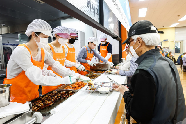 Siemens Ltd. Seoul’s ‘The NANUM’ volunteer corps is serving Chicken Soup with Oriental Medicines to approximately 1000 seniors at Seoul Senior Welfare Center, Jongno-gu, Seoul, on May 19.