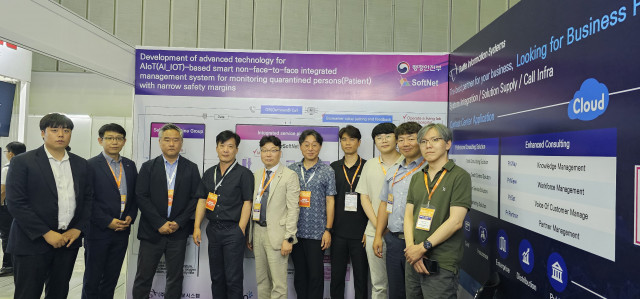 신종 감염병 대응체계 고도화 기술개발 공동 연구개발 관계자들이 ‘2023 베트남 ICT 전자전(ICT COMM VIETNAM) 공동 전시관’에서 기념 촬영을 하고 있다