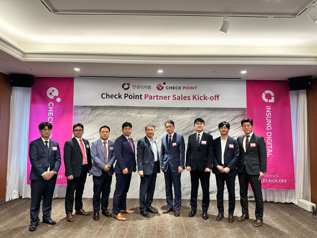 ‘체크 포인트 파트너 세일즈 킥오프(Check Point Partner Sales Kick-off Seminar)’에 참가한 양사 관계자들이 기념 촬영을 하고 있다