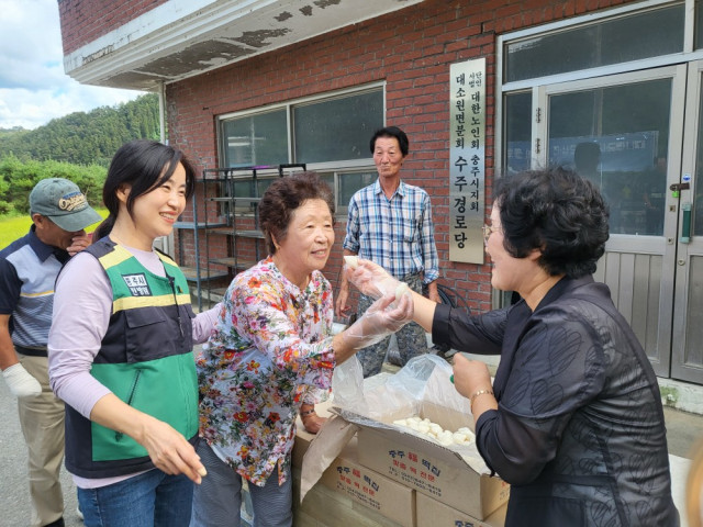 추석맞이 집중자원봉사 주간에 자원봉사자가 명절 음식인 송편을 이웃과 나누고 있는 모습