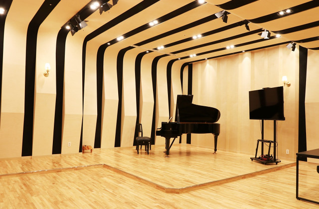 50석 규모를 가진 이온홀(EON Hall)은 Steinway & Sons 피아노를 갖추고 있으며, 예술가들이 편안하고 매력적인 공간에서 관객들과 만날 수 있는 살롱을 연상케 한다. 서양 음악계의 발전에 큰 역할을 담당한 살롱처럼 예술 분야 저변 확대와 문화예술 향유의 장이 되고자 한다