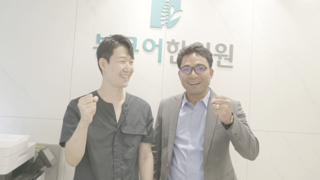본큐어한의원 송정현 대표원장(왼쪽)과 캄보디아 노동교육부 임시논 차관
