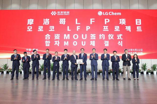 (왼쪽 일곱번째부터) 천쉐화(Chen Xuehua) 화유코발트 동사장, 남철 LG화학 첨단소재사업본부장 부사장