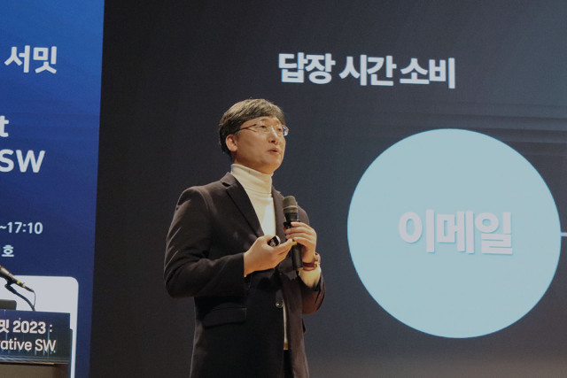 김범진 타이거컴퍼니 대표가 ‘소프트웨이브 서밋 2023’에서 발표하고 있다