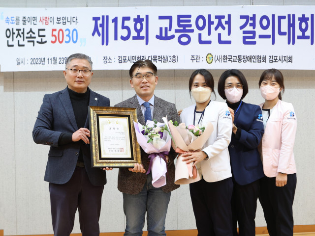 국회 보건복지위원회 위원장상을 수상한 지규열 연세하나병원 대표원장(왼쪽에서 두번째)