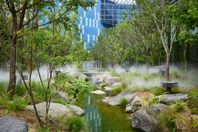 래미안 네이처갤러리, 안개가 더해져 운치있는 숲과 연못의 모습