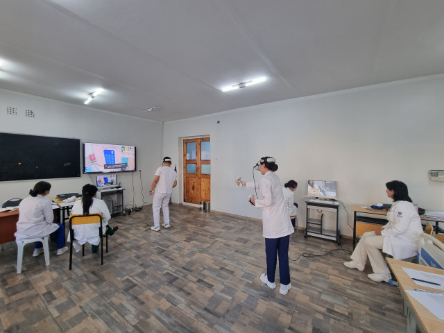 몽골국립간호대학생의 메디크루 VR 실습 모습