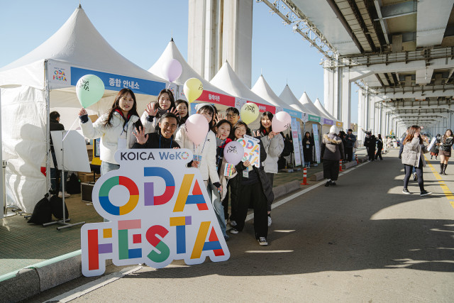 코이카가 서울반포한강공원 잠수교에서 공적개발원조(ODA)와 유엔 지속가능발전목표(SDGs)를 홍보하기 위해 개최한 ‘ODA 페스타’에서 글로벌 서포터스 위코 5기가 기념 촬영을 하고 있다
