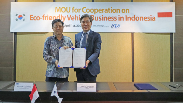 오른쪽부터 정종선 한국자동차환경협회 회장과 안드레아스 유스티아벨 EMB 대표가 인도네시아 친환경자동차 사업 협력을 위한 업무협약(MOU) 체결 후 기념사진을 촬영하고 있다