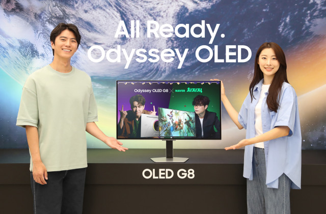 삼성전자 모델이 오디세이 OLED G8을 소개하고 있다