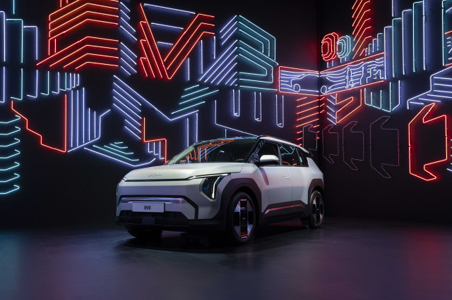 2024 부산모빌리티쇼 기아관 ‘EV3 네온 아트 존(Neon Art Zone)’에 전시된 EV3