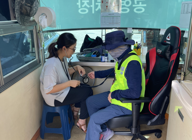 금천구시설관리공단이 ‘폭염대비 현장근로자 안전대책 추진계획’을 수립했다. 사진은 공영주차장 현장 근무자 대상 ‘찾아가는 건강검진’ 모습(사진: 금천구시설관리공단)