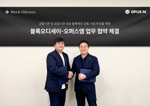 황학선 블록오디세이 대표(왼쪽)와 이진석 오퍼스엠 대표(오른쪽)가 기념촬영을 하고 있다(사진=블록오디세이 제공)