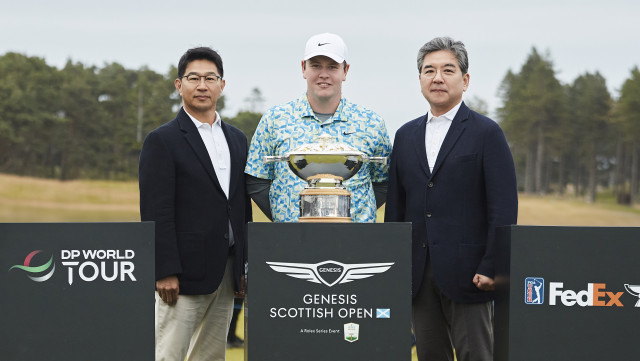 왼쪽부터 제네시스사업본부장 송민규 부사장, ‘2024 제네시스 스코티시 오픈’ 우승자 로버트 매킨타이어, 현대차 장재훈 사장이 기념 촬영을 하고 있다