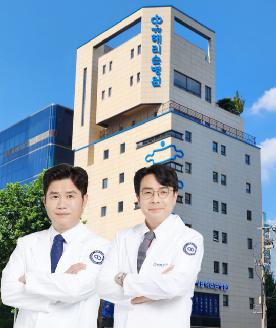 왼쪽부터 청담해리슨병원 김현성 병원장, 허동화 대표원장
