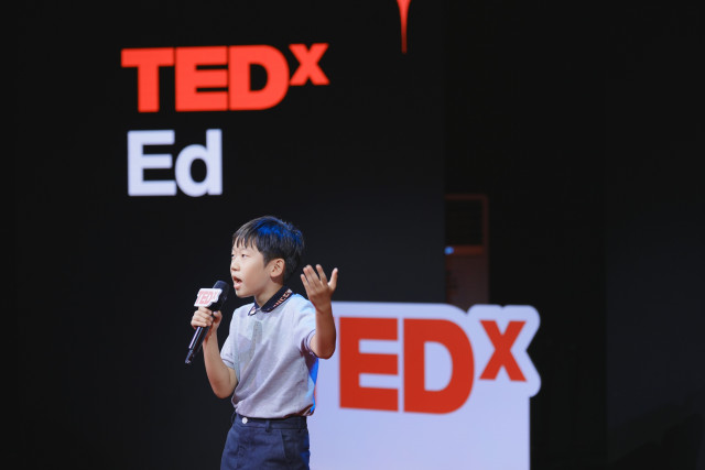 임지원 학생이 테드엑스 강남 서울 행사에 연사로 참여해 한국출산율 문제에 대한 해답을 제시하는 연설을 하고 있다