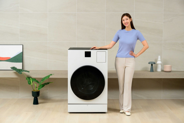 삼성전자 모델이 올인원 세탁건조기 ‘비스포크 AI 콤보’ 신제품을 소개하고 있다