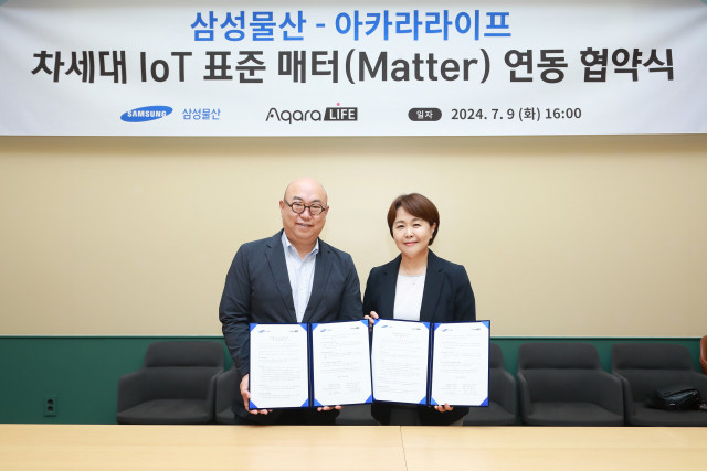 아카라라이프와 삼성물산이 차세대 IoT 표준인 ‘매터(Matter)’ 연동 협약을 체결했다. 왼쪽부터 김명석 삼성물산 주택사업본부 부사장, 송희경 아카라라이프 CEO