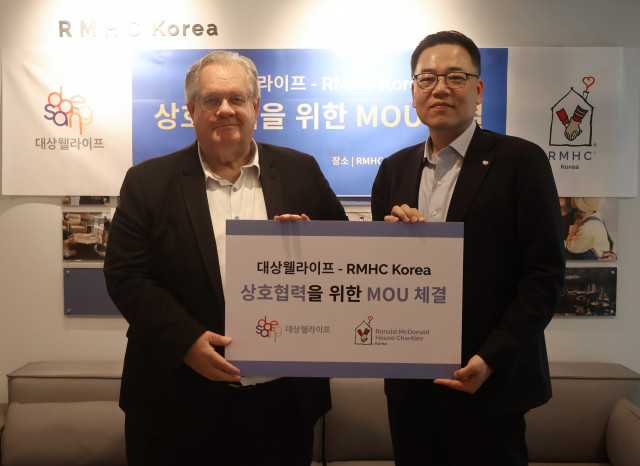 제프리 존스 RMHC Korea 회장(왼쪽)과 서훈교 대상웰라이프 대표이사(오른쪽)