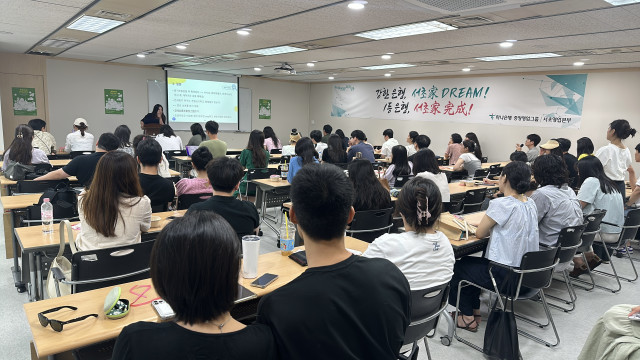 데브디와 하나은행이 공동 주최한 ‘똑똑하게 전세구하기’ 행사에서 참가자들이 강의를 듣고 있다(사진=데브디)