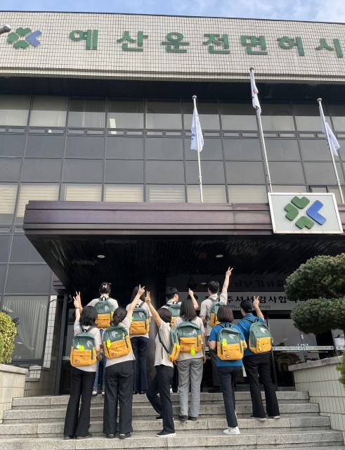 국제구호개발 NGO 월드쉐어와 한국도로교통공단 예산운전면허시험장이 해외 아동 지원 캠페인에 함께했다. 사진은 월드쉐어 참여형 기부 캠페인 ‘안전가방 메고’ 만들기에 참여한 예산운전면허시험장 임직원들의 모습