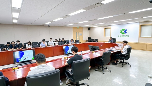 한국도로교통공단 교통AI빅데이터융합센터 고영우 센터장이 고도화 사업 착수 설명회를 주관하고 있다