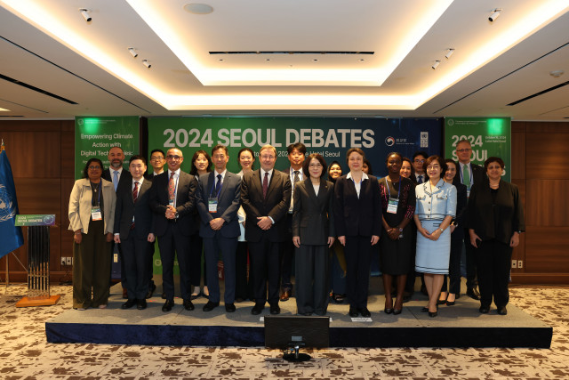 UNDP Administrator Achim Steiner, 2nd Vice Foreign Minister of the Republic of Korea Insun Kang, UNDP Seoul Policy Centre Director Anne Juepner, with panelists and participants at the “2024 Seoul Debates”