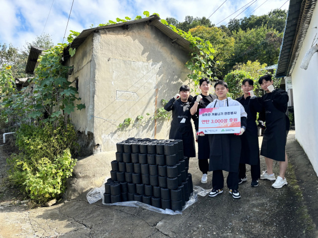 우원자산그룹 임직원들이 에너지소외계층을 위해 연탄봉사활동을 진행했다. 왼쪽부터 우월자산그룹 천기현 팀장, 권성수 팀장, 임성환 대표, 송재혁 팀장, 배민서 팀장